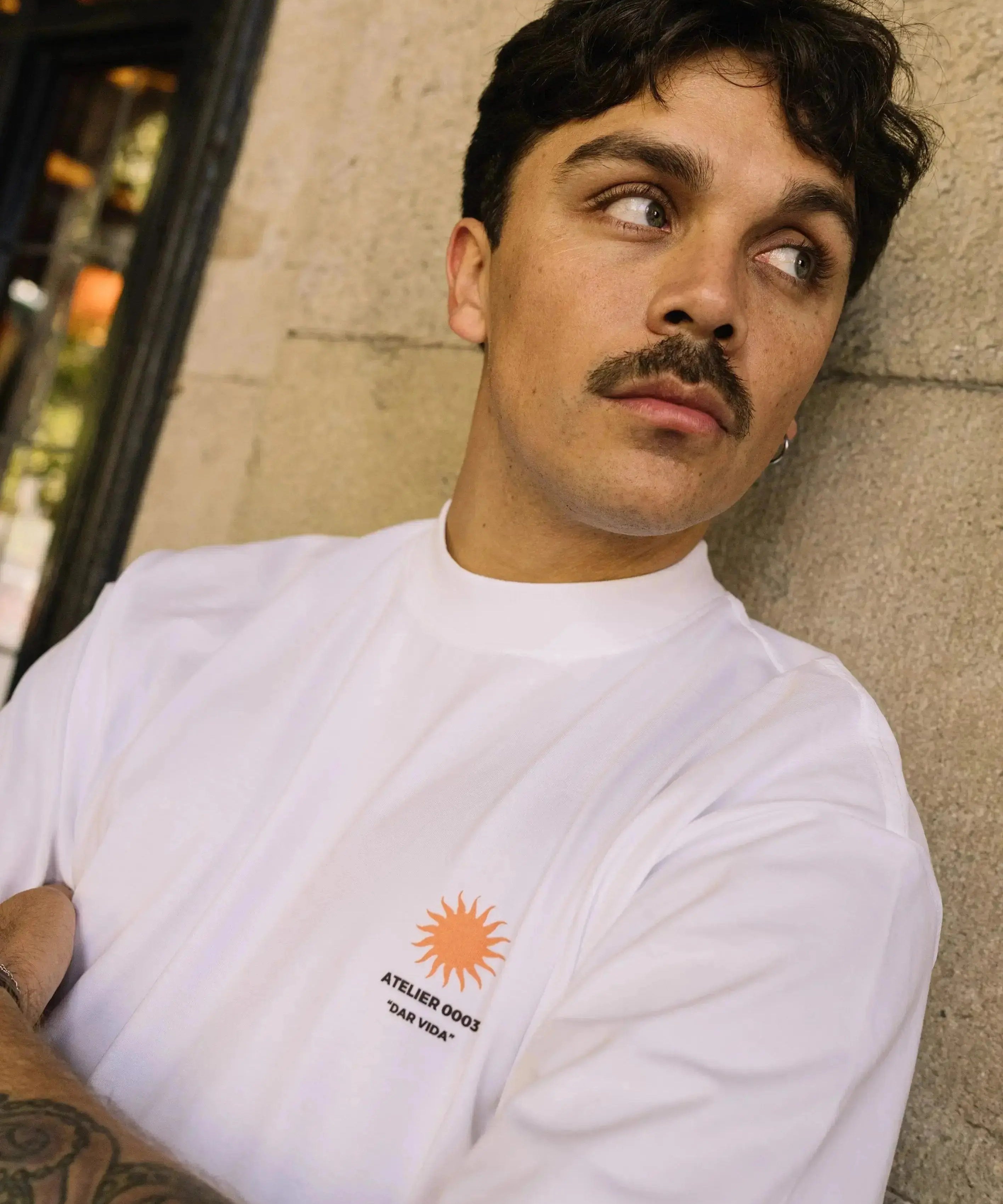 Portraits de Famille Dar Vida The Tee Sol Model 5