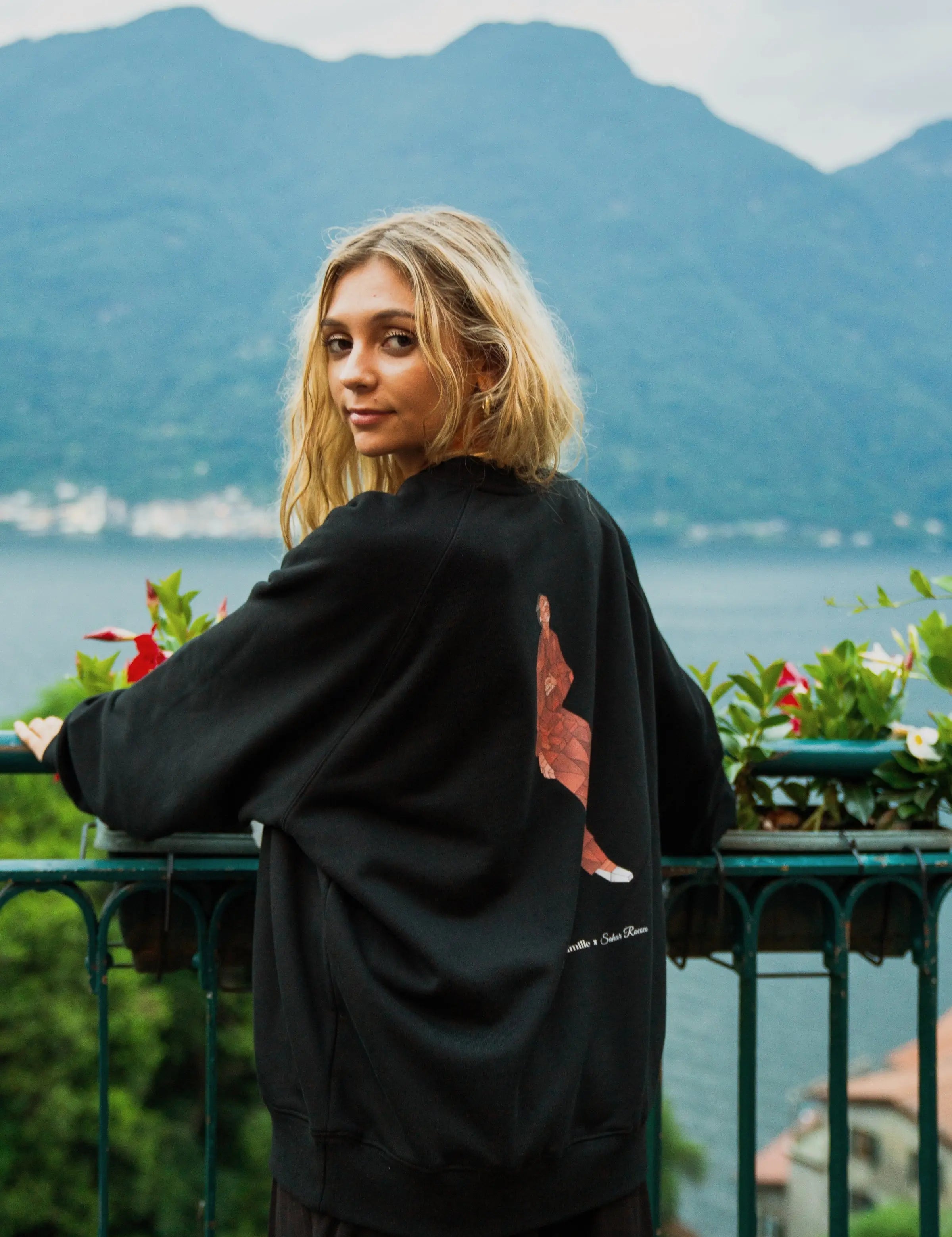 Portraits de Famille Echoes The Sweatshirt Discomfort Model 2