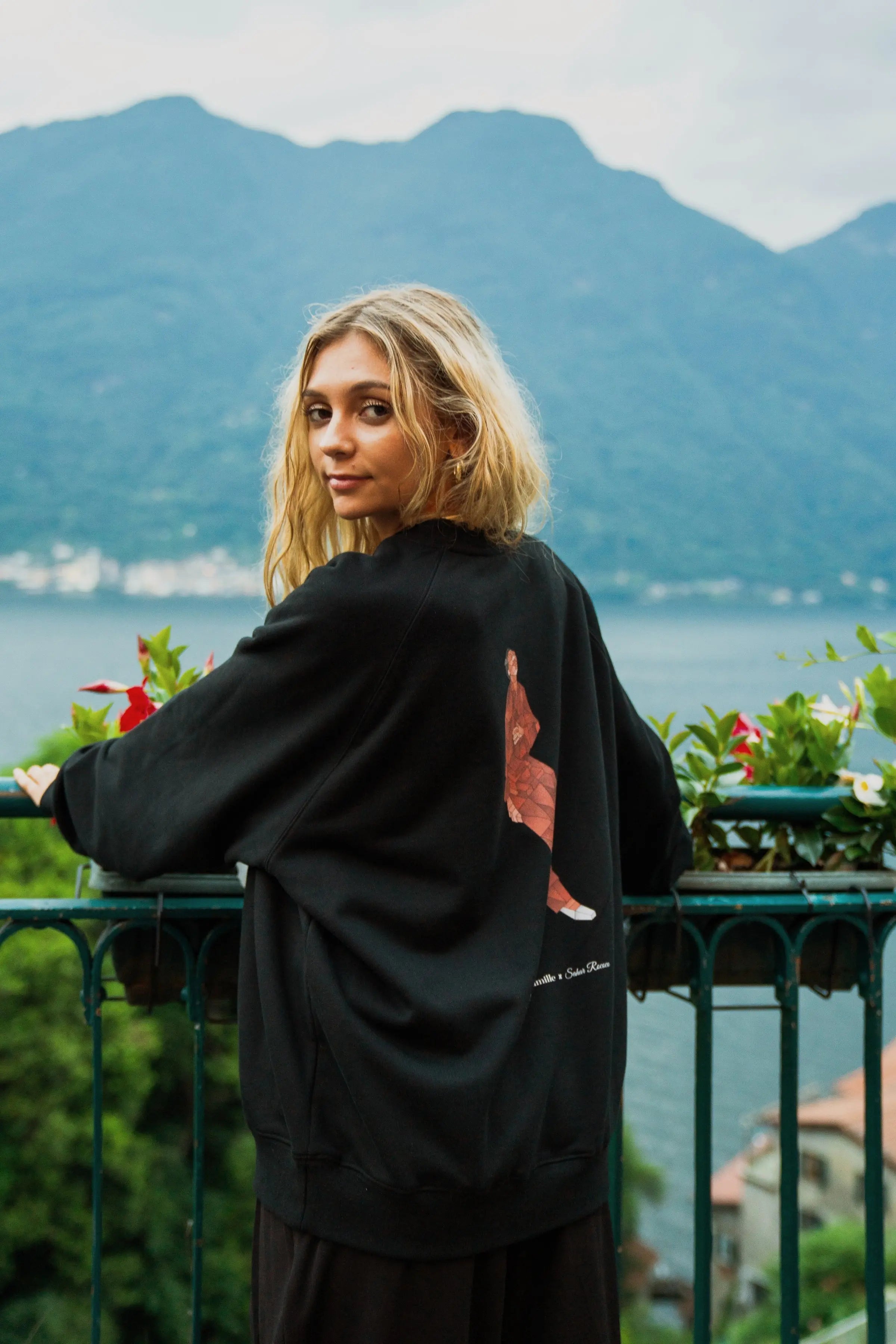 Portraits de Famille Echoes The Sweatshirt Discomfort Model 2