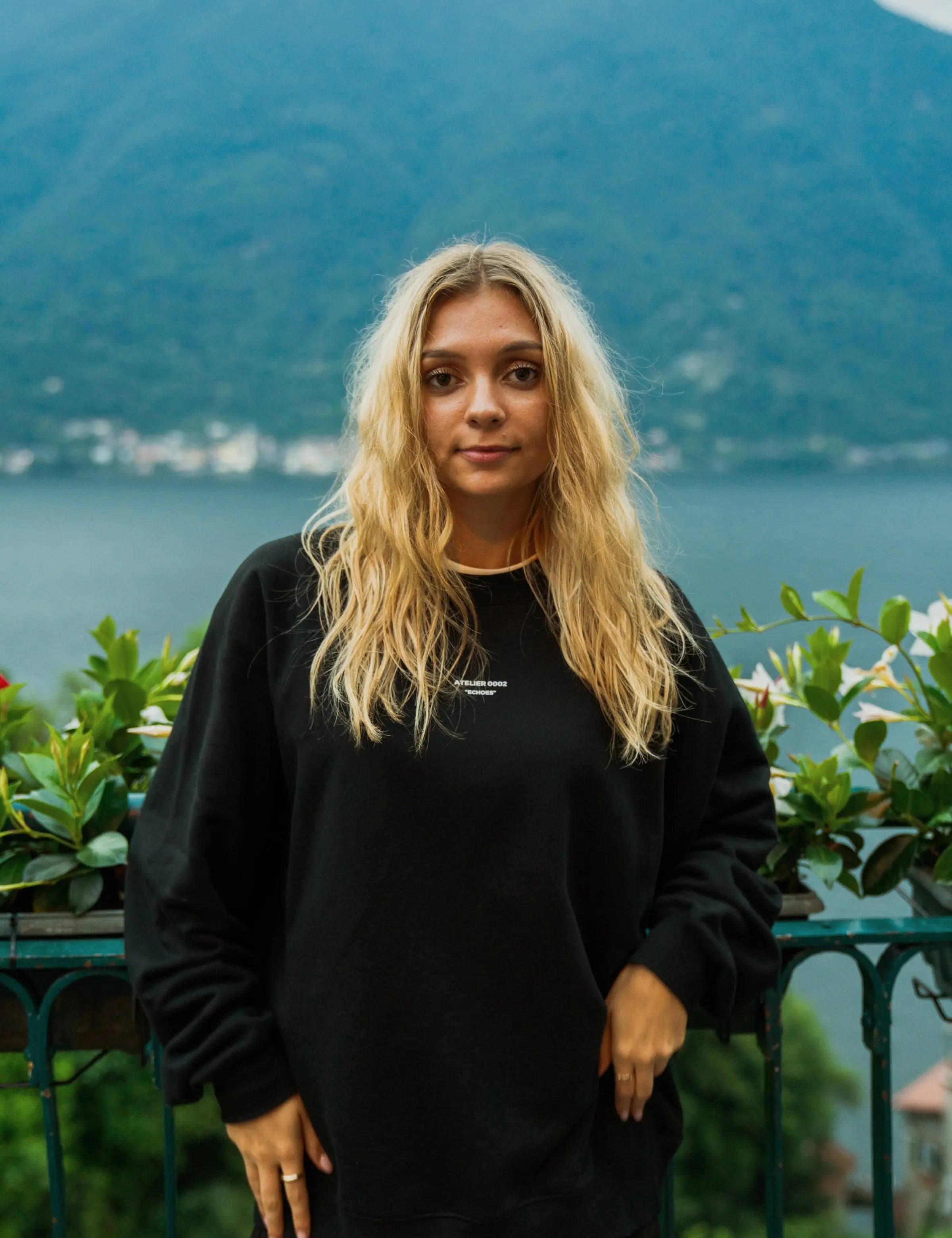 Portraits de Famille Echoes The Sweatshirt Discomfort Model 3