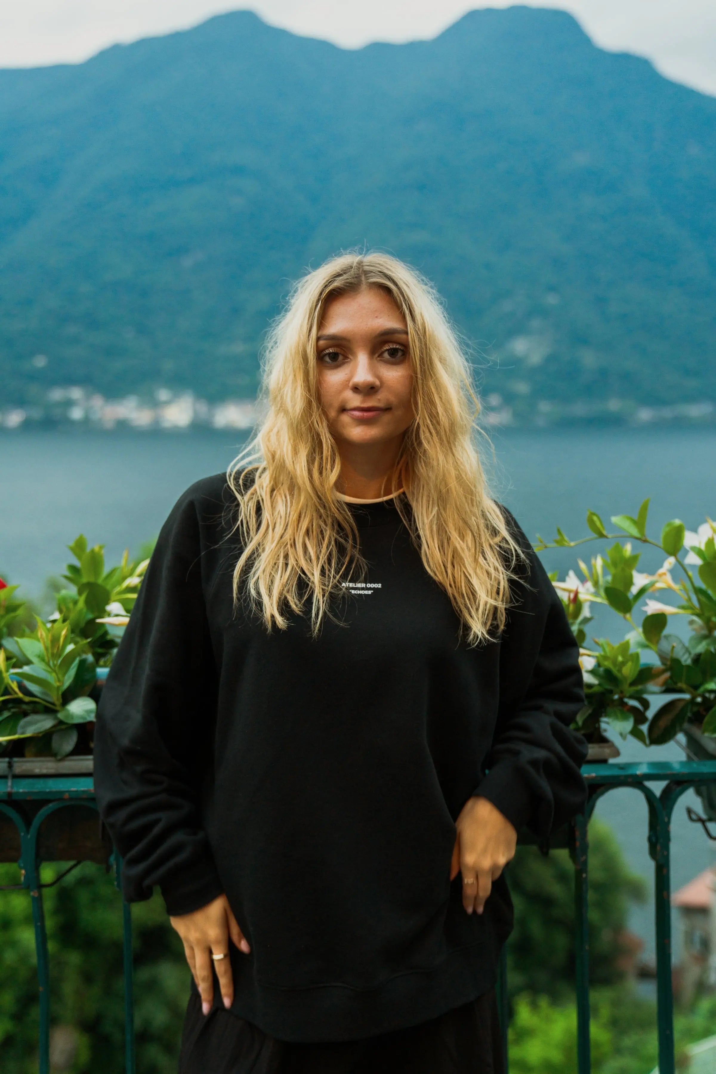 Portraits de Famille Echoes The Sweatshirt Discomfort Model 3