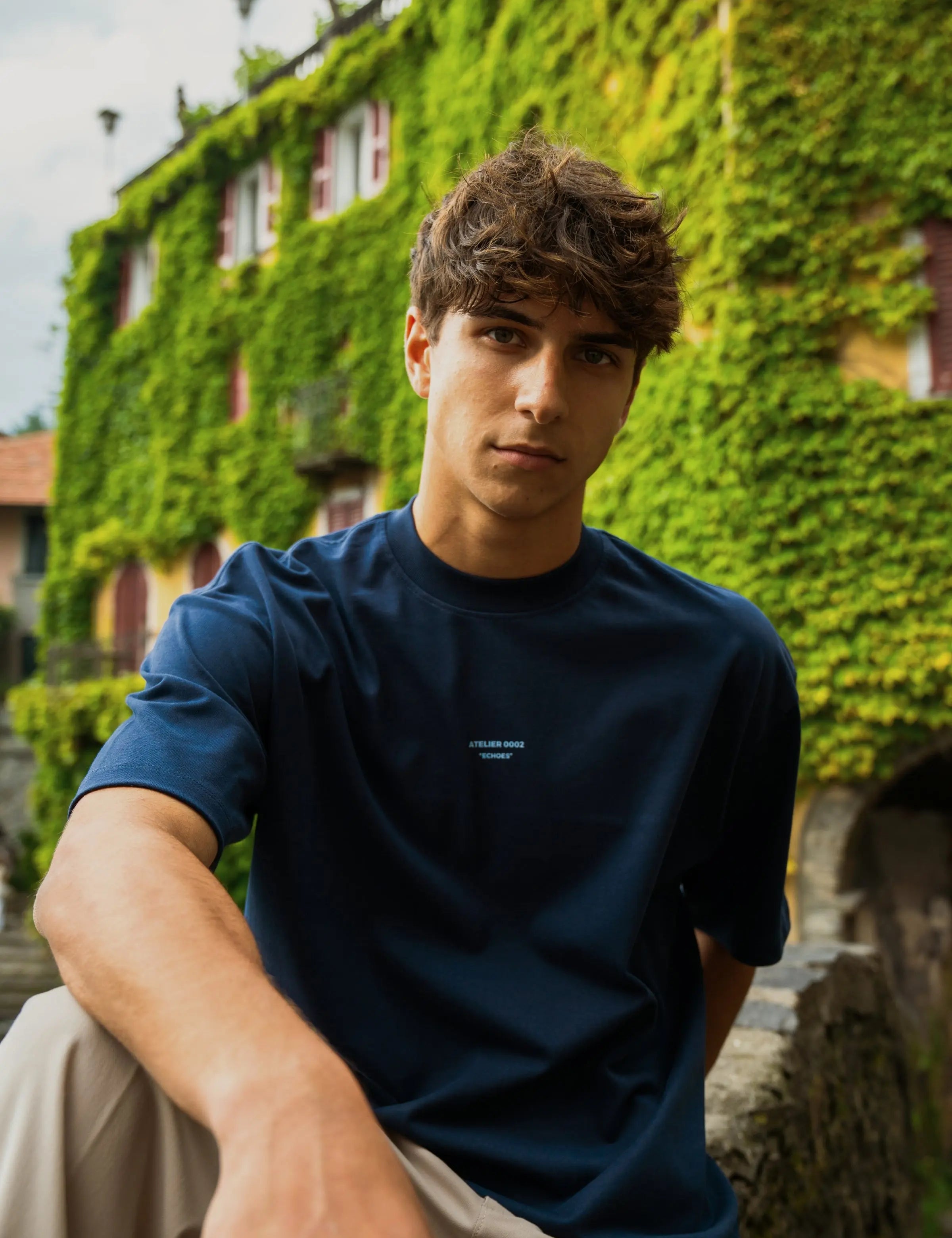 Portraits de Famille Echoes The Tee Falling Model 2