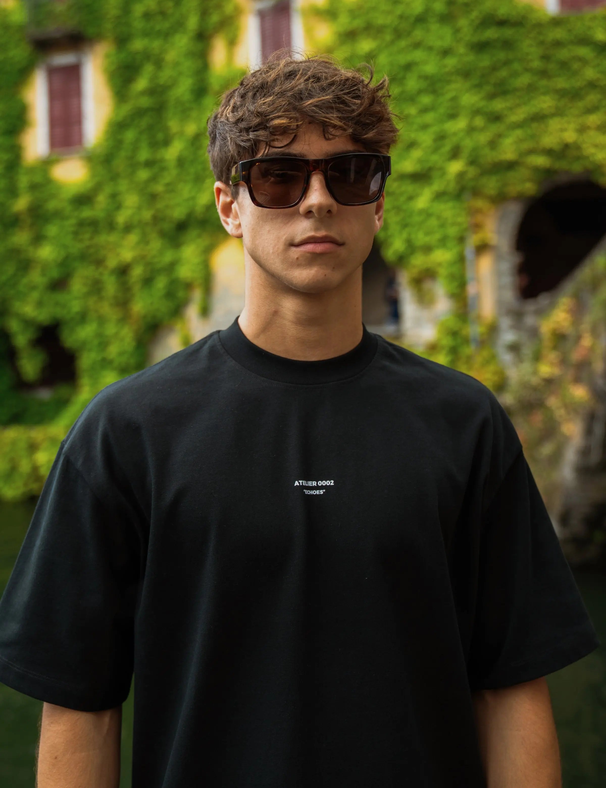 Portraits de Famille Echoes The Tee Waiting Room Model 3