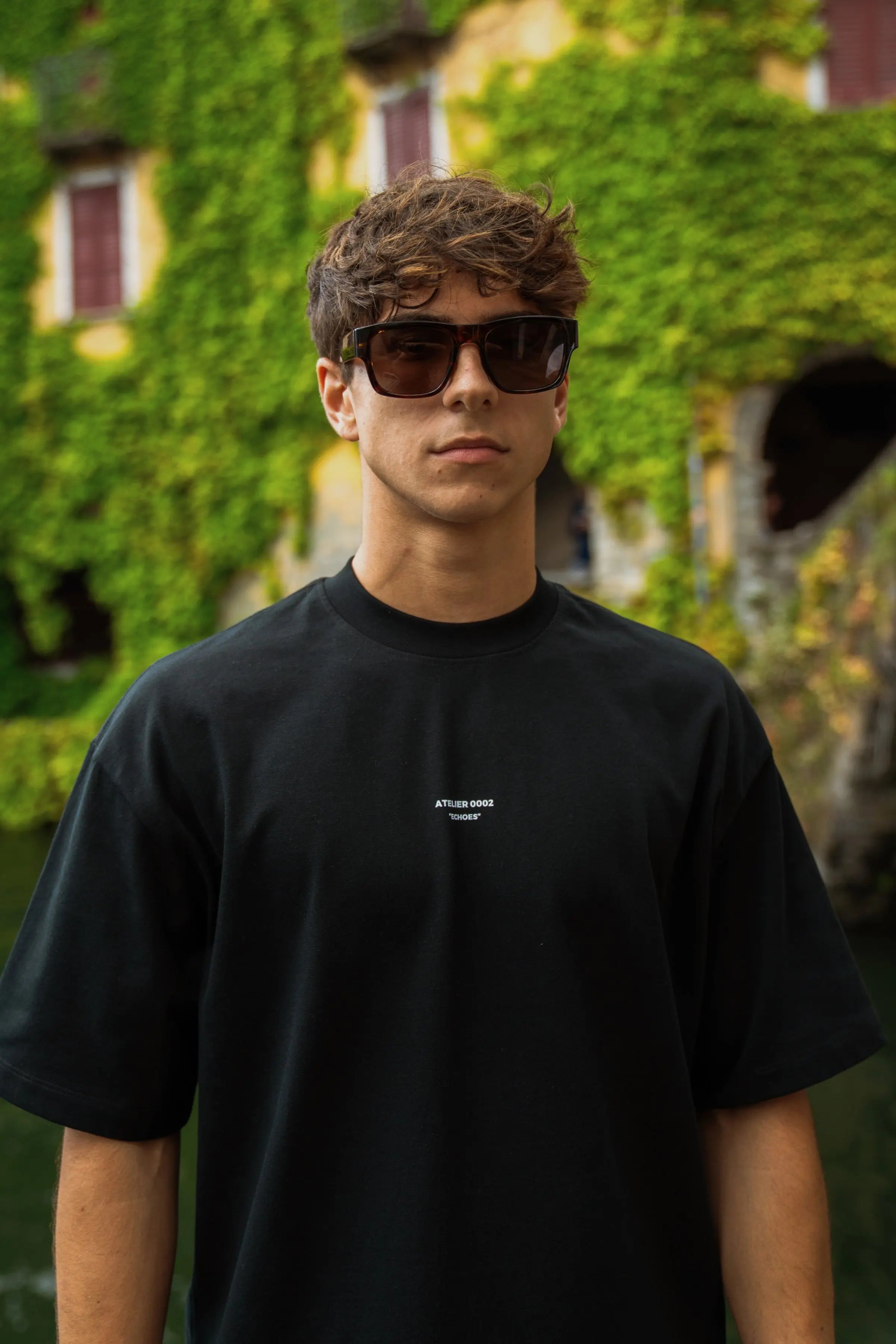 Portraits de Famille Echoes The Tee Waiting Room Model 3