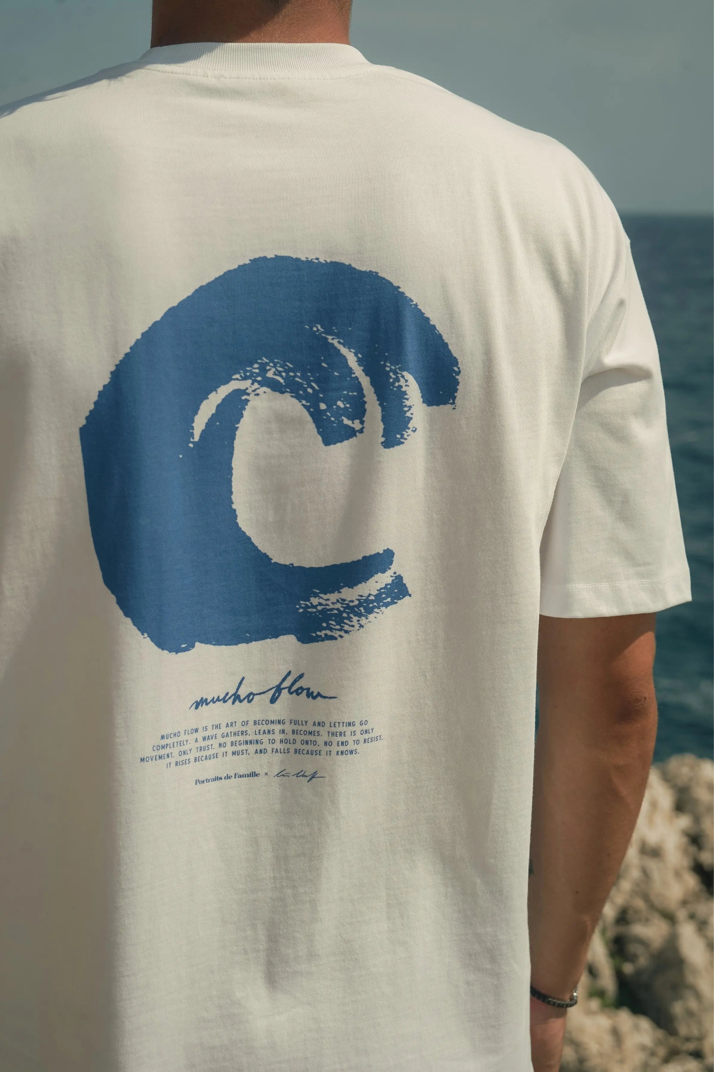 Portraits de Famille El Mar Blau TheTee Mucho Flow Model 5