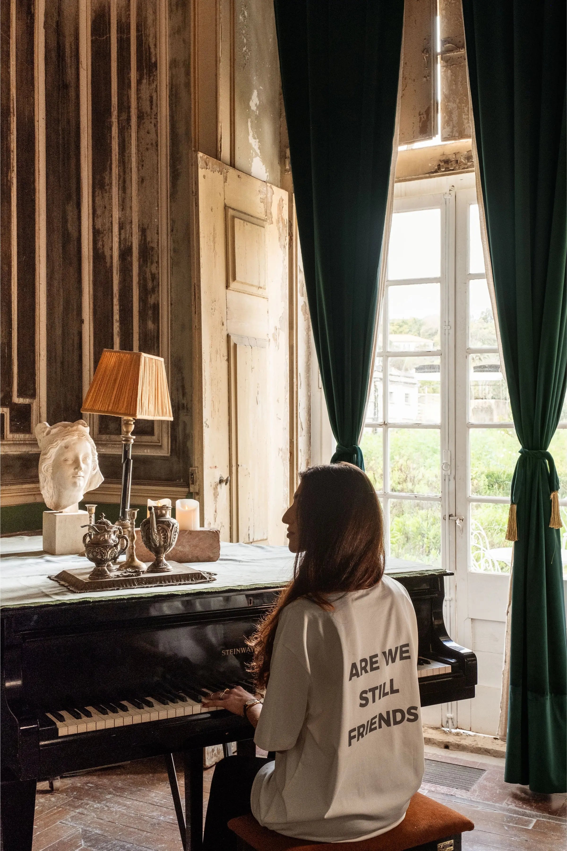 Portraits de Famille The Essentials The Tee Question Model 3