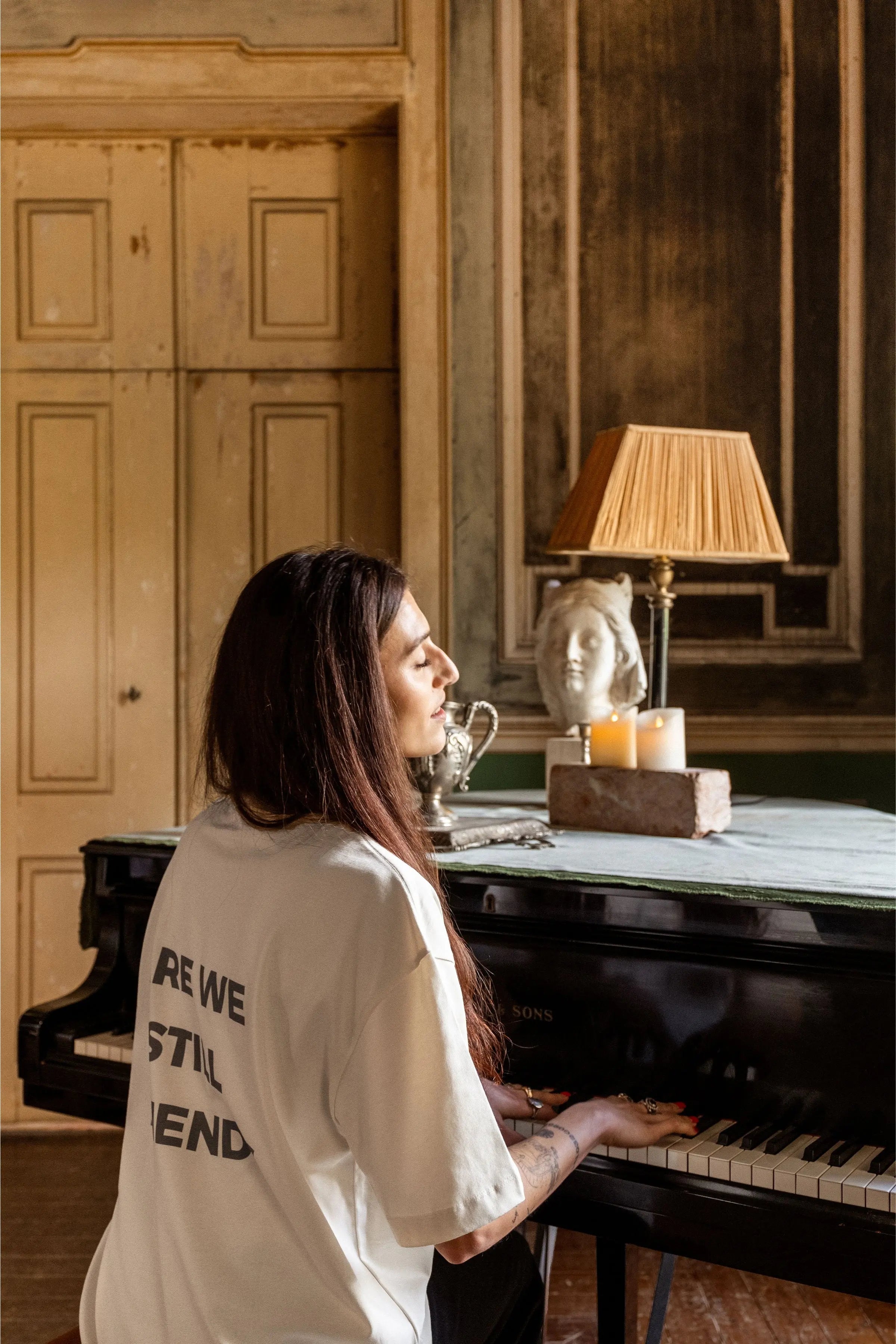 Portraits de Famille The Essentials The Tee Question Model 4